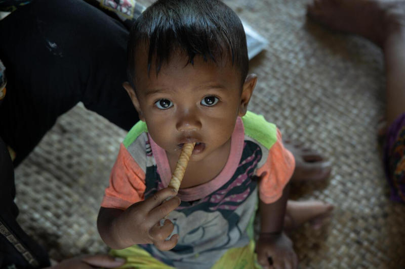 un bambino mangia cibo terapeutico pronto all'uso a base di pesce. Foto: WFP/Arete/Cesar Lopez