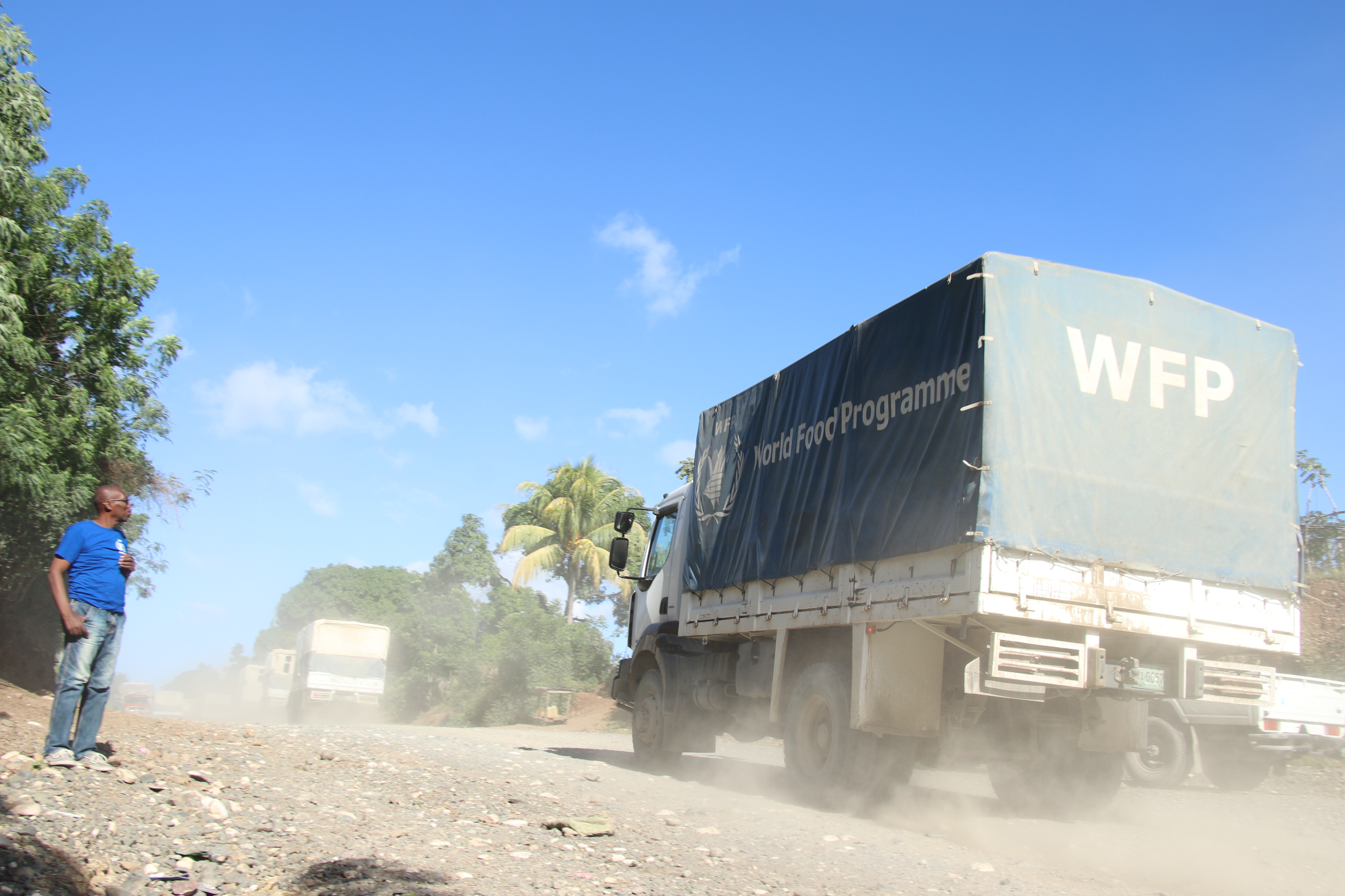 Camion WFP su una strada sterrata