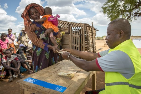 Una donna riceve assistenza in contanti dal WFP 