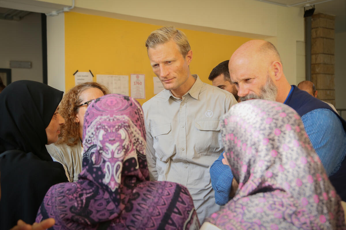 Carl Skau (sx) Vicedirettore esecutivo WFP visita un rifugio in una scuola a Beirut. WFP/Mohammed Awadh