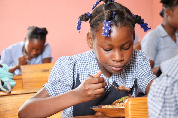 bambina mangia pasto a scuola