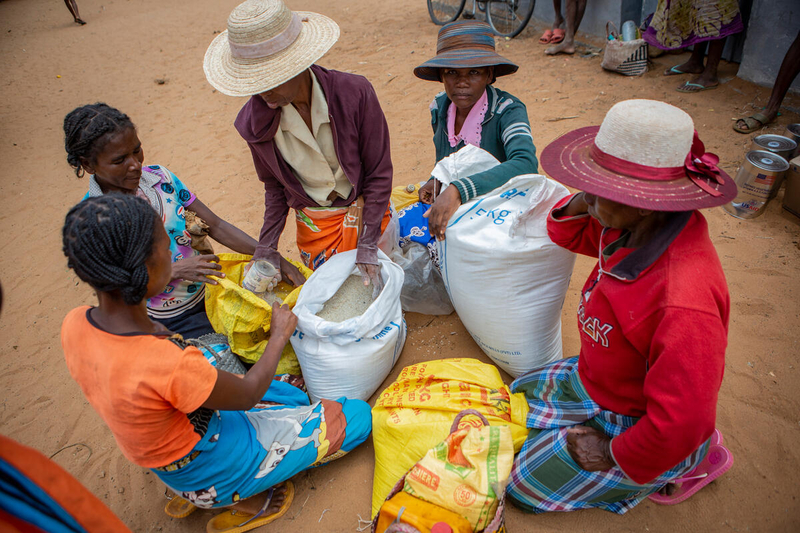 donne in circolo ricevono cibo del WFP