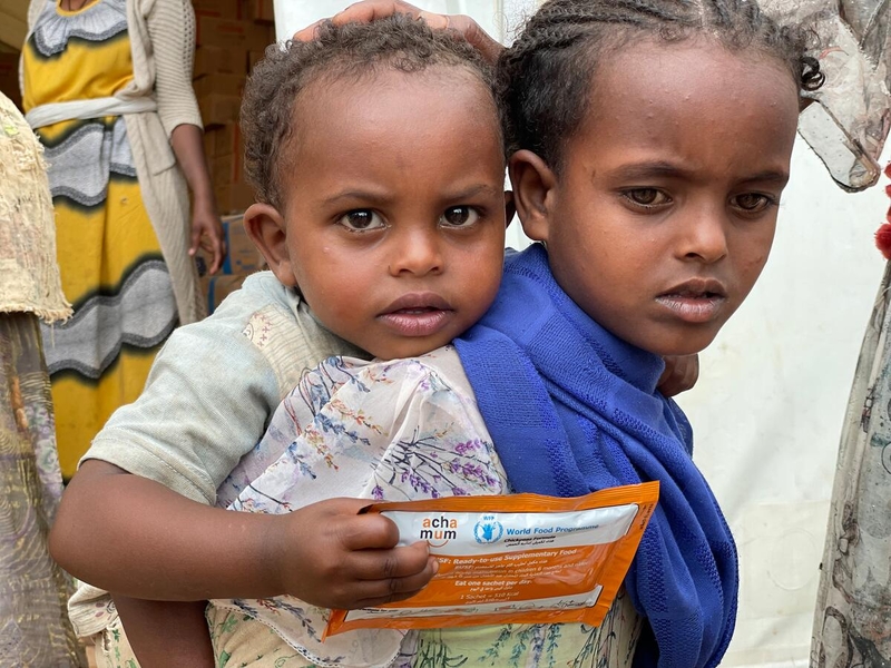 Bambini ricevono alimenti altamente nutritivi del WFP nel nordovest  del Tigray