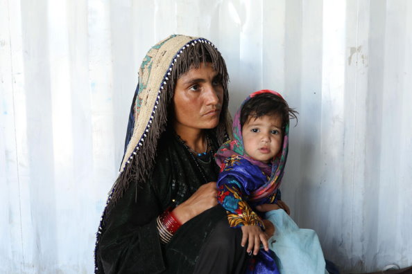 Madre con bambino ad un centro nutrizionale gestito dal WFP e dall' UNICEF in un campo per sfollati alla periferia di Herat. 