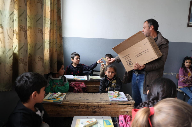 Distribuzione di snack del WFP agli studenti in Siria. WFP/Hussam Al Saleh