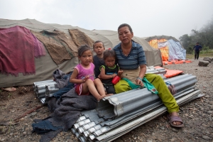 Dopo terremoto in Nepal, WFP si concentra su ripresa con contante, portatori e ospedali