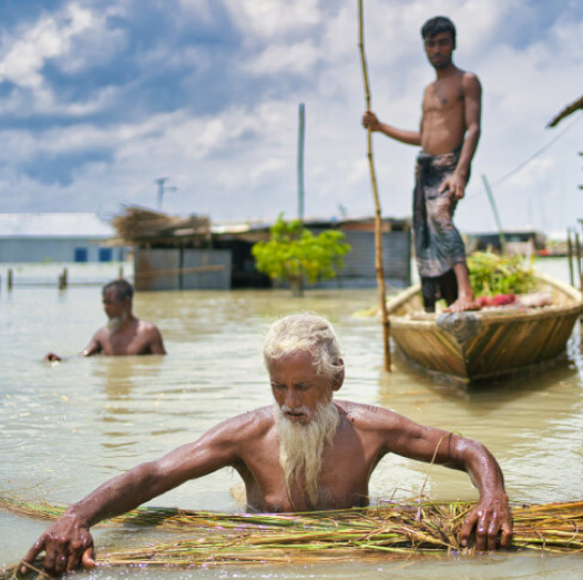 uomo in acqua