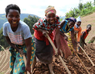 Programma di mezzi di sostentamento resilienti a Rutsiro, nel Ruanda occidentale. Foto: WFP/Emily Fredenberg