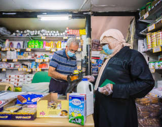 Falha nel negozio locale — è una dei 135 partecipanti al programma del WFP di trasferimenti di contante nella Cisgiordania. Foto: WFP/Elias Halabi