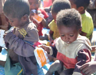 Bambini sottopeso e malnutriti in cura in un centro nutrizionale nel distretto di Ambovombe. Foto: WFP/Shelley Thakral