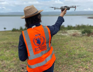Nel 2019, dopo il ciclone Idai in Mozambico, il WFP ha messo per la prima volta in campo droni in risposta alle emergenze per condurre valutazioni rapide post-disastro e coordinarsi con funzionari e partner nazionali sul campo. Foto: WFP/INGC/Antonio Jose Beleza