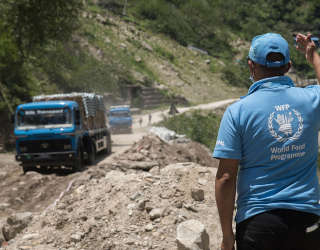 L'ossigeno liquido donato dal governo cinese è stato portato a Kathmandu dal porto di confine di Tatopani al confine tra Nepal e Cina e trasportato con i camion agli ospedali governativi di Kathmandu. Foto: WFP/Srawan Shrestha