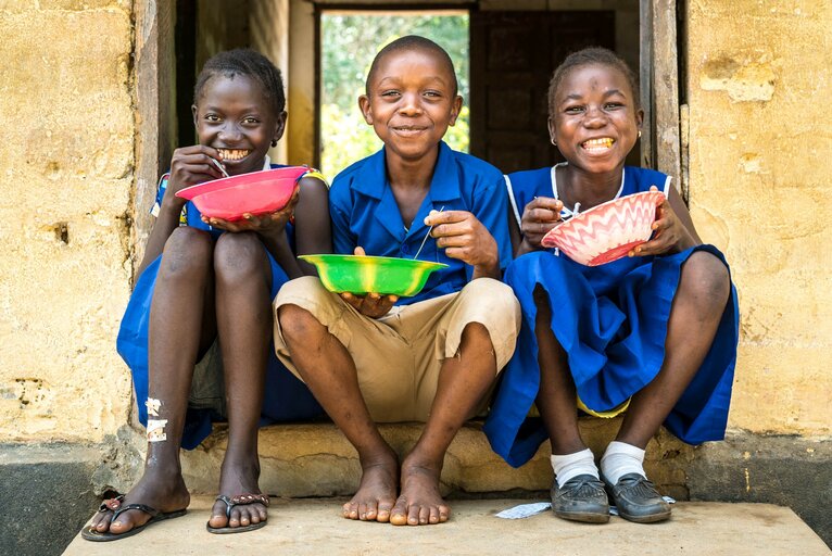 Quando si mangia a scuola, tutto cambia. Munjama e le sue compagne lo sanno bene.