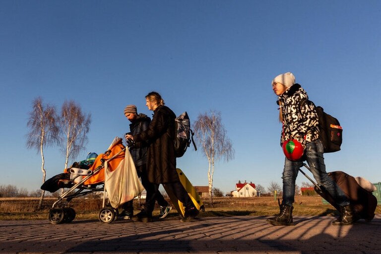 persone attraversano il confine polacco dall'Ucraina