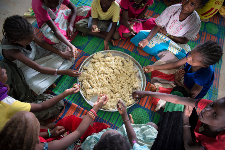 Unione Africana/WFP: I pasti scolastici sono una misura di protezione sociale fondamentale e un investimento essenziale nel futuro delle persone