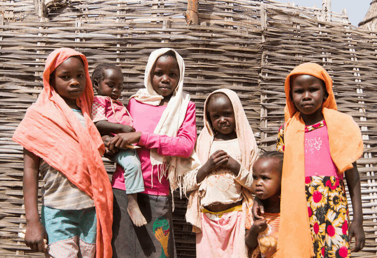 Gruppo di bambini affamati in Sudan