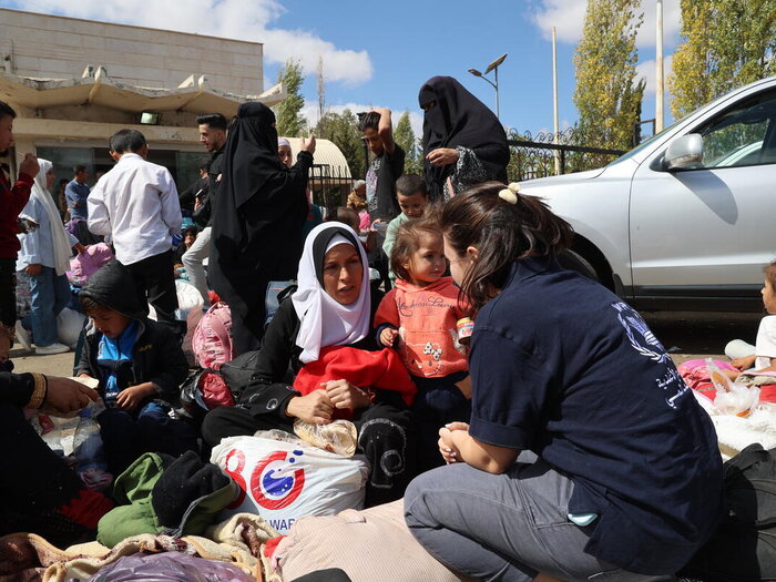 Migliaia di libanesi e siriani fuggono nella Siria dilaniata dalla guerra. Il WFP sta fornendo barrette di datteri fortificati per i bambini, poiché le procedure di ingresso stanno richiedendo molto tempo, circa 2 ore come minimo, a causa dell'enorme numero di persone che arrivano al confine.