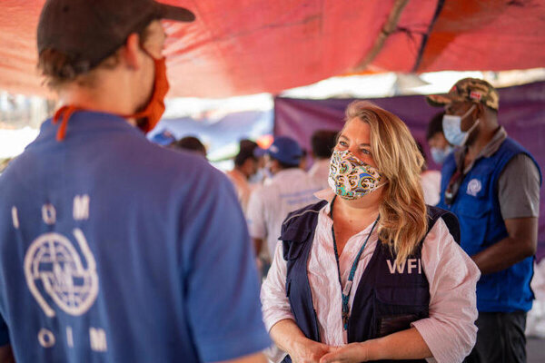 Sheila Grudem, Coordinatrice senior WFP per le Emergenze a Cox’s Bazar mentre parla con un operatore dell'OIM nel campo rifugiati rohingya di Kutupalong Balukhali. Foto: WFP/Sayed Asif Mahmud