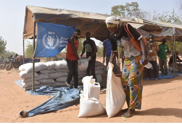 donna prende un sacco di cibo del WFP