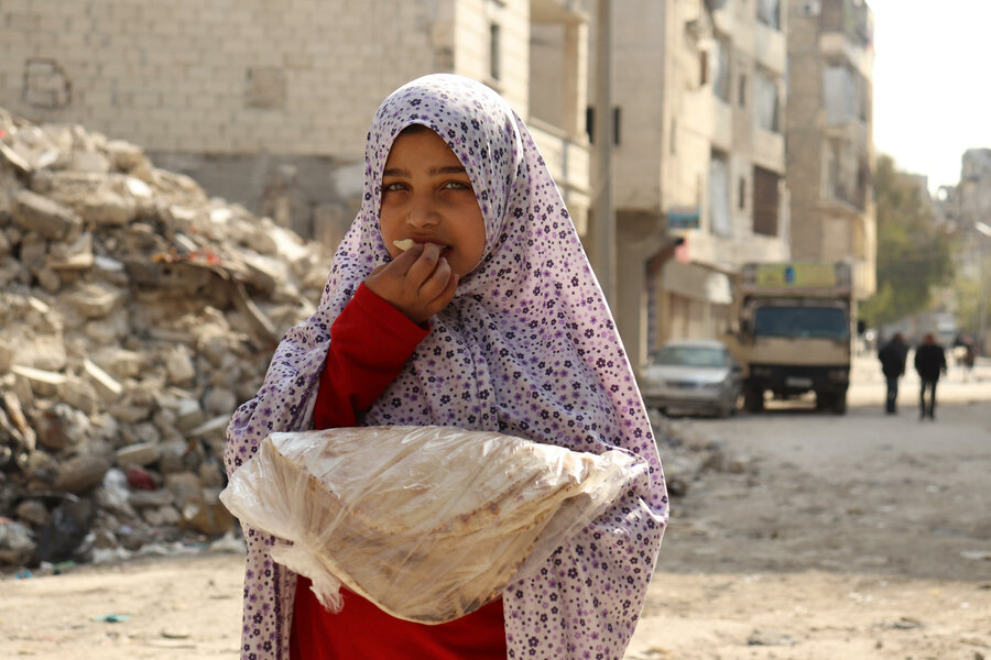 bambina siriana con del pane