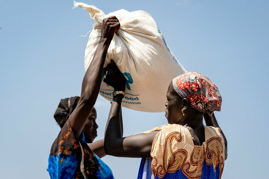 South Sudan: WFP food assistance arrives in Bilkey Payam, Jonglei state, in January — people there cannot access their pastures because of conflict. Photo: WFP/Theresa Piorr