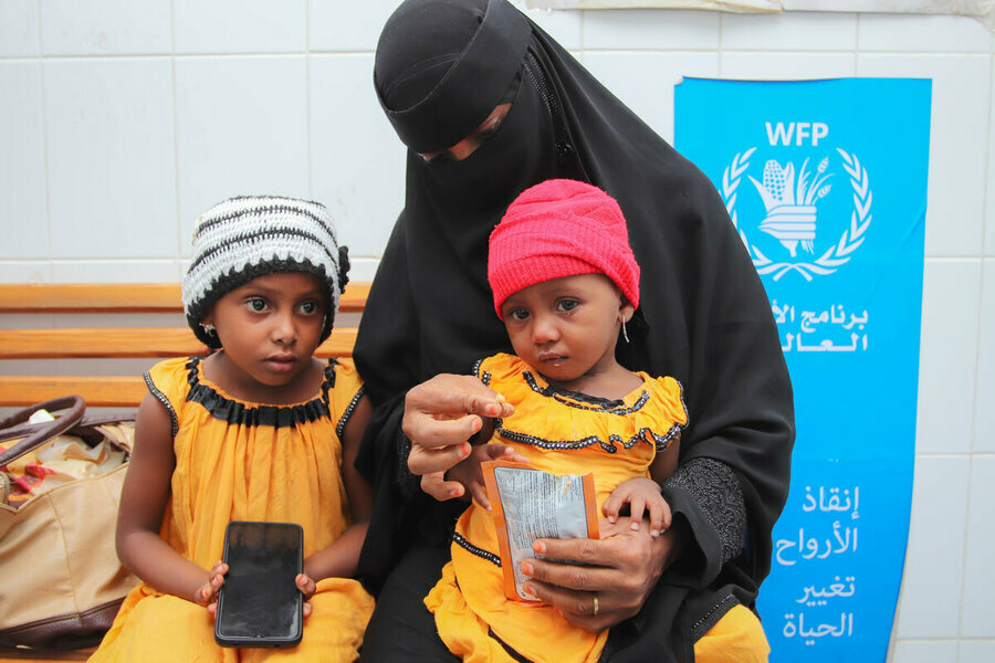 Una famiglia in un ospedale ad Aden, in Yemen, sostenuto dal WFP. WFP/Alaa Noman