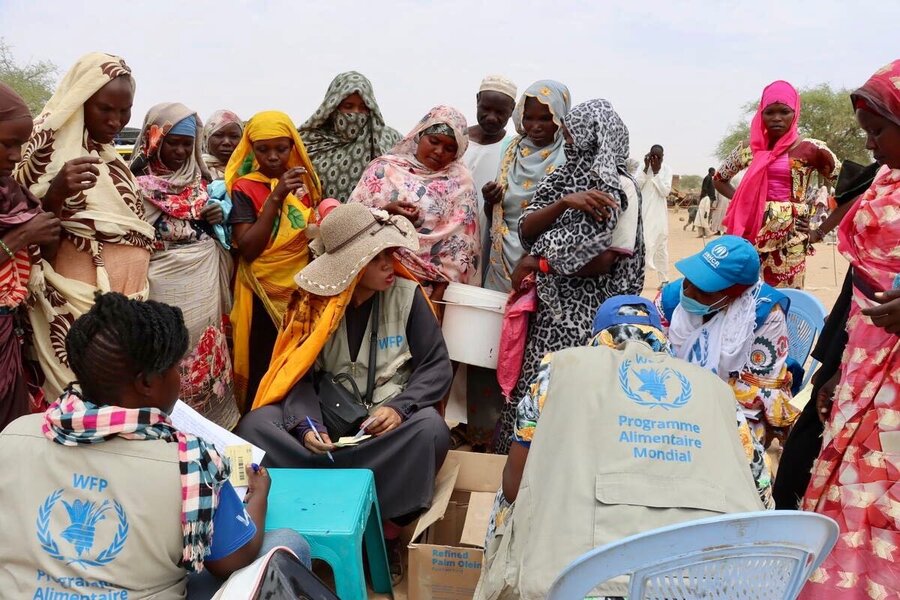 In eastern Chad, WFP distributes food to new arrivals from Sudan. Photo: WFP/Jacques David