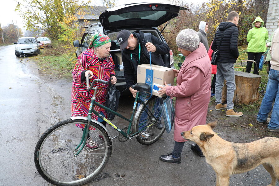 Ucraina. Donne nell'est di Donetsk ricevono pacchi alimentari del WFP. WFP/Anna Andrusenko