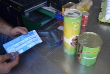 Rifugiati siriani iniziano ad usare i buoni alimentari del WFP per comprare cibo al campo di Zaatari