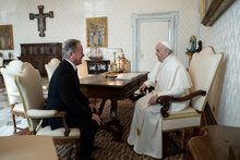 papa francesco seduto alla scrivania con direttore esecutivo WFP Beasley
