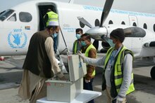 Staff e passeggeri all'aeroporto internazionale di Kabul.