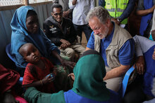 David Beasley, Direttore Esecutivo del WFP, visita il campo per sfollati di Iftin nella Somalia devastata dalla siccità, dove oltre sette milioni di persone, quasi la metà della popolazione, sono gravemente insicure dal punto di vista alimentare.