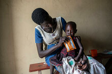 Sud Sudan, un bambino riceve un alimento altamente nutritivo. WFP/Alessandro Abbonizio