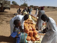 Foto:World Relief. Il WFP e il nostro partner World Relief forniscono assistenza alimentare e nutrizionale di emergenza nel Darfur occidentale, dopo che 37 camion con 1.300 tonnellate di aiuti umanitari hanno attraversato il confine da Adre (Ciad) nel Darfur occidentale.