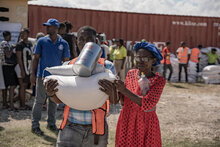 WFP/Tanya Birkbeck. Il WFP ha completato una distribuzione che ha raggiunto 50.000 persone a Croix-des-Bouquets, un quartiere a nord della capitale che è stato tagliato fuori dall'assistenza umanitaria per anni a causa delle violenze dei gruppi armati. Haiti, Port-au-Prince,