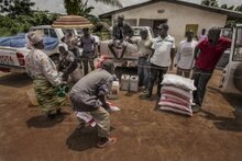 Non solo cibo: WFP costruisce centri di trattamento, trasporta operatori umanitari e attrezzatura salva vita come supporto alla risposta all’emergenza ebola