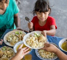 Il WFP lancia il concorso fotografico "Pasto in famiglia" con il celebre chef Jamie Oliver