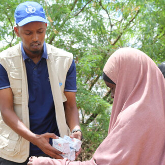 Il WFP consegna cibo alle persone colpite dalle improvvise inondazioni a Beletweyne, Somalia. WFP/Fatima Hirsi