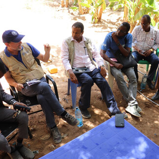 Rappresentanti del WFP, della FAO e del governo locale si incontrano a Baardheere, in Somalia, colpita dalla crisi. WFP/Petroc Wilton