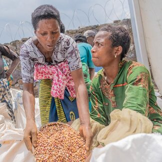 Nel campo per sfollati di Bulengo, nel Nord Kivu, Beatrice, madre di quattro figli, riceve assistenza alimentare vitale dal WFP
