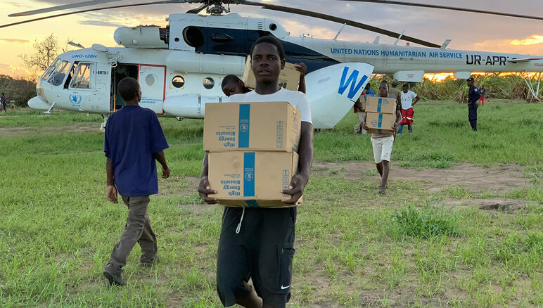 Il 21 marzo 2019, a seguito del passaggio del ciclone Idai, un elicottero del WFP raggiunge Guaraguara, Mozambico, con un carico di biscotti ad alto contenuto energetico.  WFP/ Deborah Nguyen