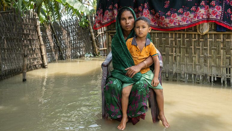 Le forti piogge monsoniche hanno alluvionato i distretti settentrionali e nord-orientali del Bangladesh nel luglio 2020. L'inondazione ha raggiunto la casa di Sayema interrompendo la normalità della vita quotidiana della famiglia. Lei e la sua famiglia soffrono la mancanza di cibo. Il World Food Programme offre assistenza in denaro a quasi 6.000 famiglie di Kurigram tra le più vulnerabili e bisognose di aiuto. WFP/Mehedi Rahman