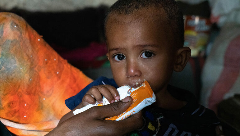 Yemen. Il piccolo Sultan, che soffre di malnutrizione acuta moderata, mangia una nutriente pasta di arachidi a casa. Grazie al cibo supplementare che riceve dal WFP, Sultan ha iniziato ad aumentare di peso e ha ora più energia. Ma ha ancora bisogno di cure. La sua famiglia riceve anche assistenza alimentare del WFP sotto forma di farina, fagioli secchi, olio, zucchero e sale. WFP/Mohammed Awadh