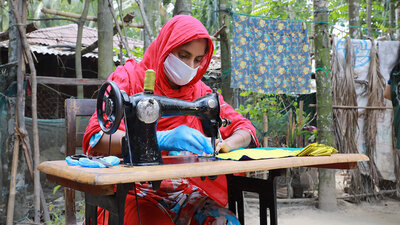 Durante la pandemia di Covid-19, a Cox's Bazar, in Bangladesh, il programma per i mezzi di sostentamento del WFP ha permesso alle donne della comunità ospitante e ai rifugiati Rohingya di realizzare mascherine poi distribuite dal governo locale e dalle agenzie umanitarie, dando così la possibilità di ricevere uno stipendio mensile, formazione professionale commerciabile e alfabetizzazione finanziaria in aggiunta a una borsa di studio per avviare un'impresa. WFP/Nalifa Mehelin