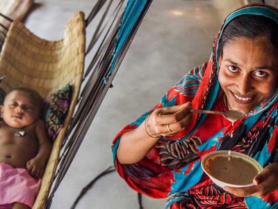 WFP/Ranak Martin donna che dà da mangiare a un bambino