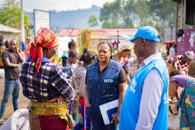 Un'operatrice del WFP e un collega delle Nazioni Unite incontrano i rifugiati della Repubblica Democratica del Congo presso il centro di transito di Nyakabande a Kisoro, in Uganda.